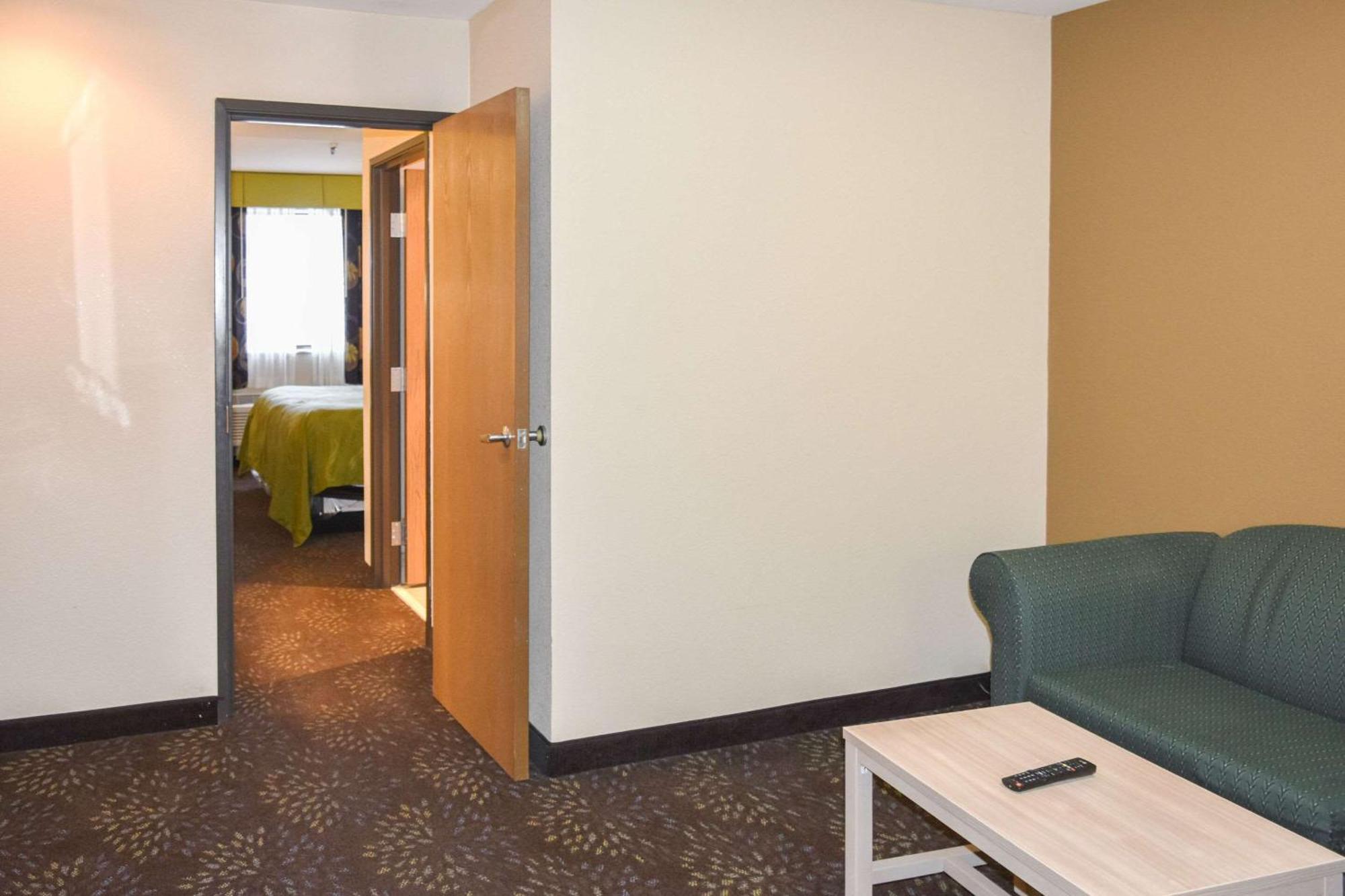 Quality Inn & Suites Brooks Louisville South Exterior photo